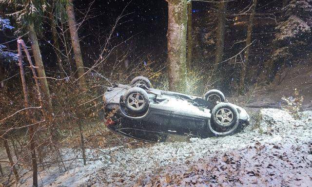 Im Flachgau kam kurz vor 6 Uhr im Schneetreiben ein Pkw von der Straße ab, stürzte über eine Böschung, prallte gegen einen Baum und blieb auf dem Dach liegen.