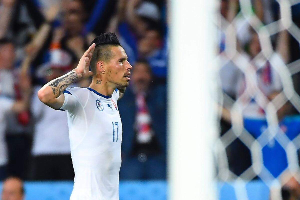 Marek Hamsik lauscht dem Jubel der Fans. Der Napoli-Legionär schoss die Slowakei zum 2:1-Sieg gegen Russland