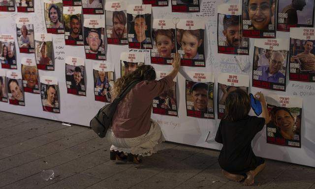 Die Fotos der Geiseln sind in Israel omnipräsent, wie hier in Tel Aviv. Die Angehörigen halten die Erinnerung an sie am Leben.