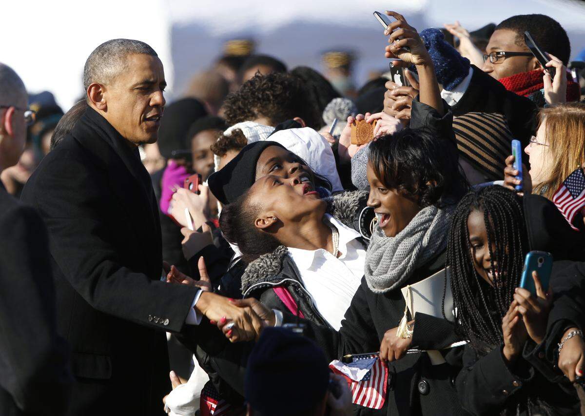 Und noch einmal Obama in Washington, diesmal aber mit geschlossenen Augen. Der US-Präsident ist übrigens auch für einen der ersten "Selfie"-Affären verantwortlich. Während der Trauerfeier für Nelson Mandela grinst er für ein "Selfie" mit dem britischen Premier David Cameron und der dänischen Regierungschefin Helle Thorning-Schmidt ins Handy - was seiner Gattin Michelle gar nicht gefallen haben soll.