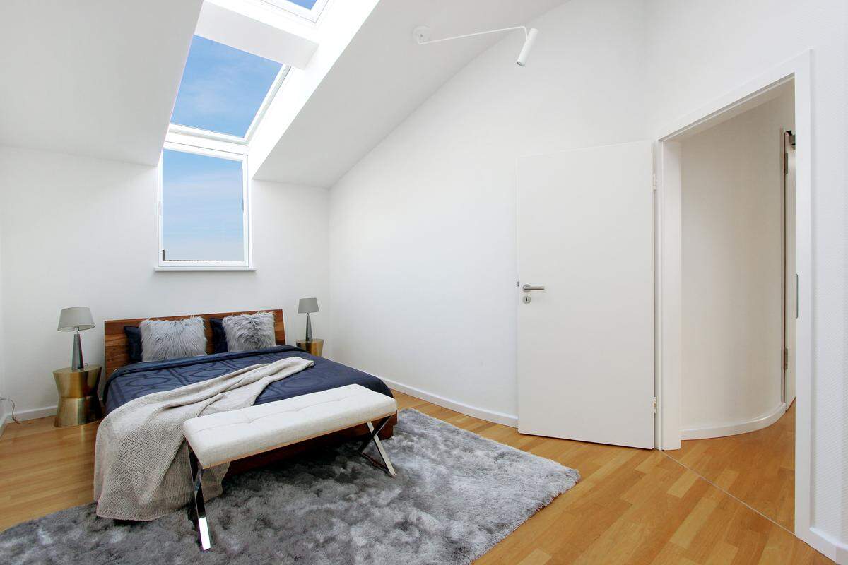 Vermittelt wird die Wohnung über Engel &amp; Völkers Berlin, der Kaufpreis liegt bei 2,28 Millionen Euro.