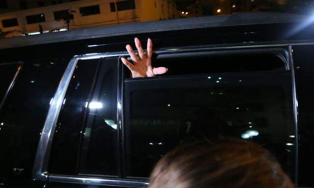 Alberto Fujimori winkt seinen Anhängern zu und fährt in Richtung Privatanwesen.