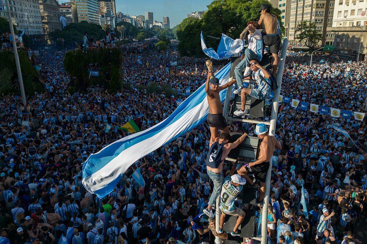 Das Foto von Tomás Francisco Cuesta erklärt sich quasi von selbst: Bei der Fußball-WM im vergangenen Dezember wurde Argentinien Weltmeister und im Heimatland der Kicker wurde groß gefeiert.