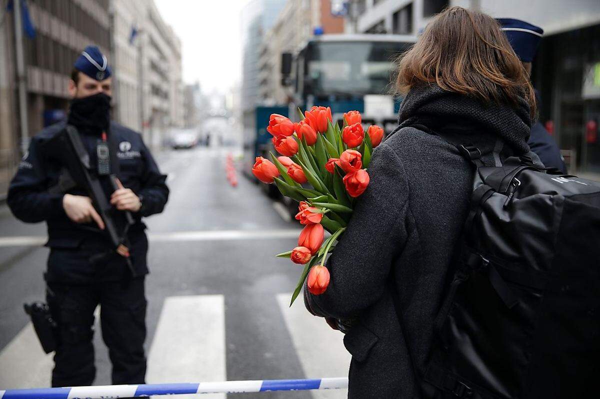 Auch an der U-Bahnstation Maelbeek, einem Ziel der Anschläge, zollten Brüsseler den Opfern Tribut. Bei den Anschlägen am Flughafen Zaventem und in der Metro starben mindestens 31 Menschen.