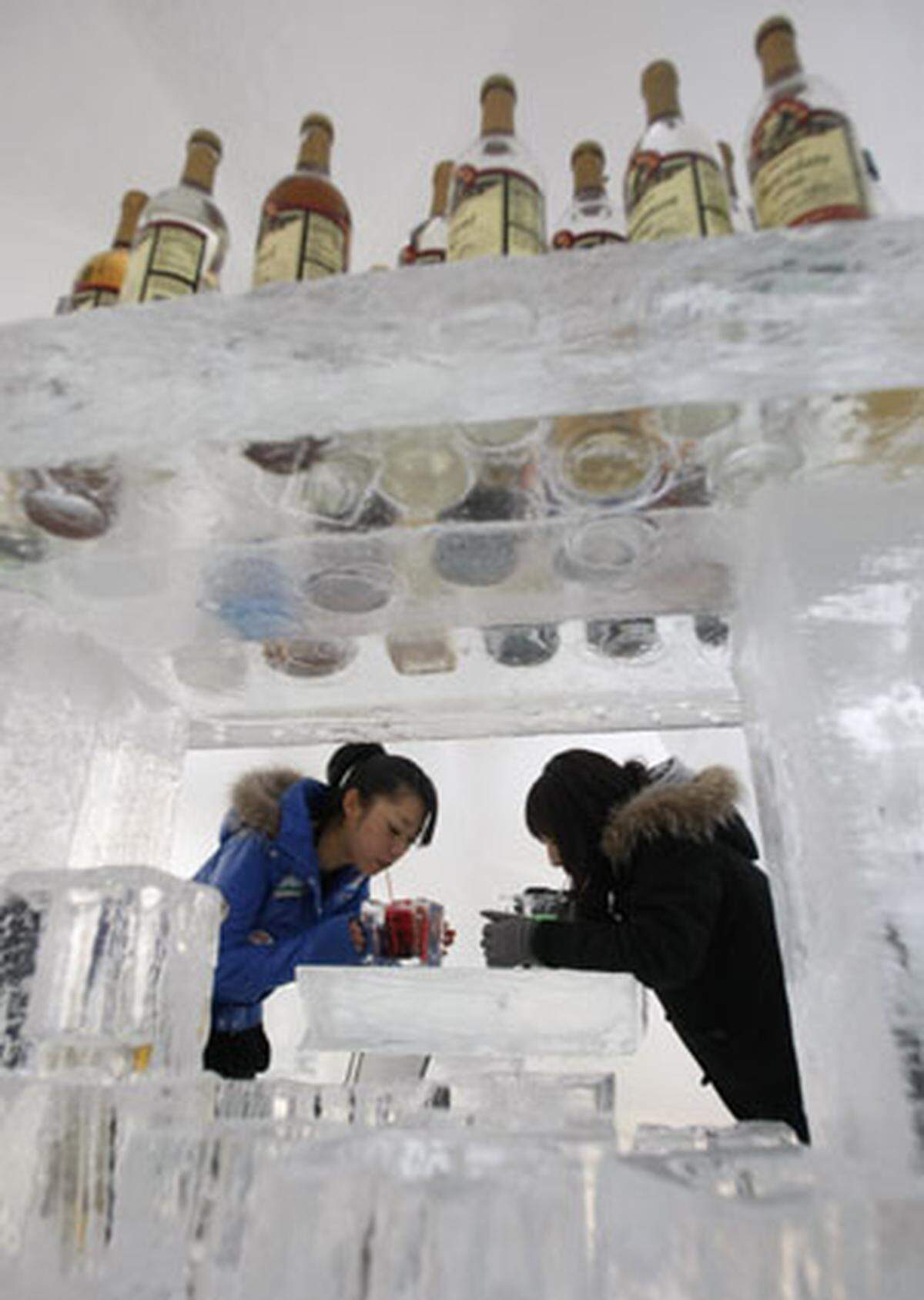 Eiswürfel sind bei den kalten Temperaturen und Gläsern aus Eis sowieso hinfällig, die Cocktails bleiben auch so kalt genug.