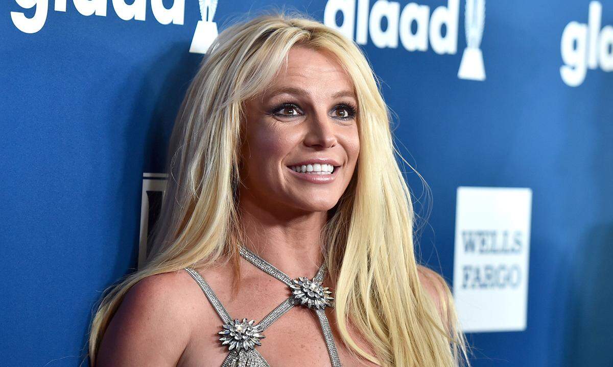 Auch Pop-Prinzessin Britney Spears hat jahrelang exzessiv Drogen konsumiert. Ihr ehemaliger Manager sagte vor Gericht aus, dass sie täglich hohe Dosen Crystal Meth und andere Amphetamine konsumiert habe soll. Negativer Höhepunkt: das Jahr 2007. Sie rasierte sich ihren Kopf kahl und versagte bei ihrem Auftritt bei den MTV-Awards in Las Vegas. Zudem wurde ihr das Sorgerecht für ihre Kinder entzogen und ihr Vater wurde zu ihrem Vormund ernannt. Britney besuchte im selben Jahr eine Entzugsklinik. Heute scheint es der Sängerin wieder besser zu gehen.