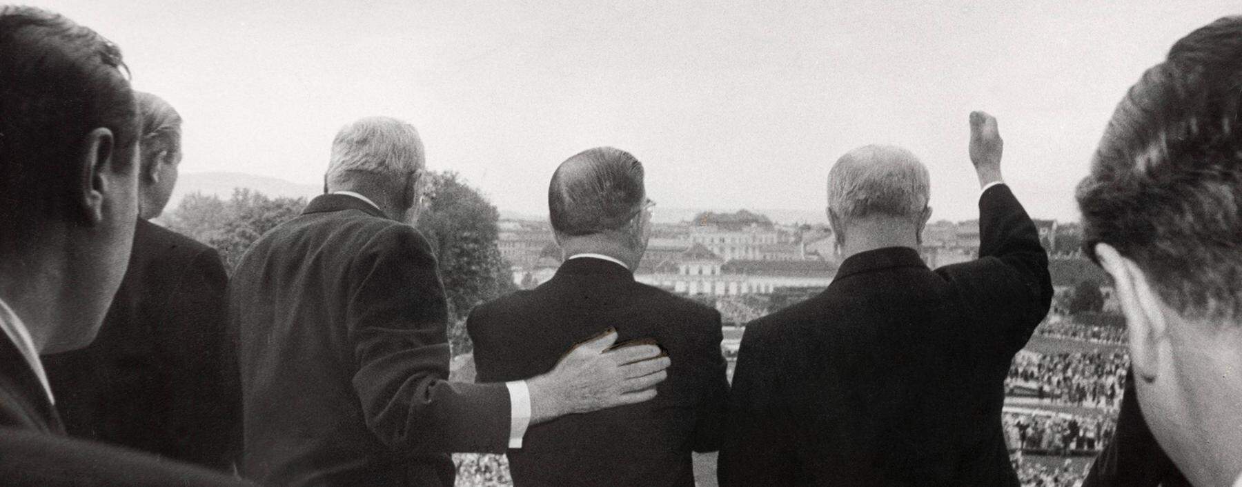 „Österreich ist frei!“: Leopold Figl (Mitte) 1955 auf dem Balkon des Wiener Belvedere nach Unterzeichnung des Staatsvertrags. Die Worte sprach er freilich im Inneren.