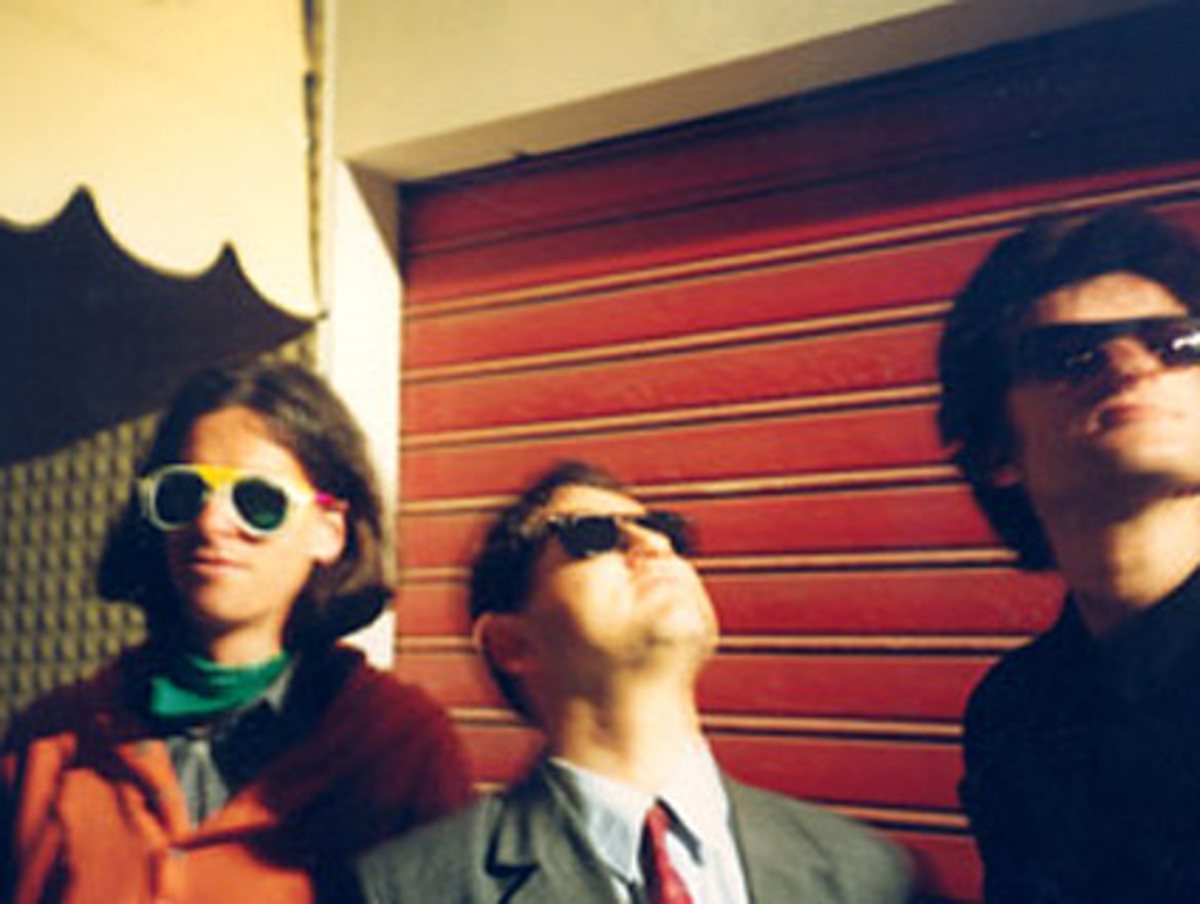 1991 wurde die Lomo schließlich von den Wiener Studenten Wolfgang Stranzinger (Jus), Matthias Fiegl (BWL) und Christoph Hofinger (Germanistik) auf einer Pragreise entdeckt - sie waren begeistert von der billigen Automatik-Kamera, nahmen sie mit nach Wien und machten sie im Handumdrehen zum Weltstar. Schon ein Jahr nach ihrer Entdeckung gründeten die Studenten die Lomographische Gesellschaft in Wien und begannen waghalsige Schmuggeltrips über die russische Grenze, um den wachsenden Bedarf zu decken.