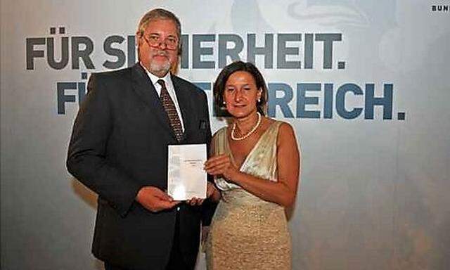 BVT-Direktor Peter Gridling und Innenministerin Johanna Mikl-Leitner präsentieren den Verfassungsschutzbericht 2012.