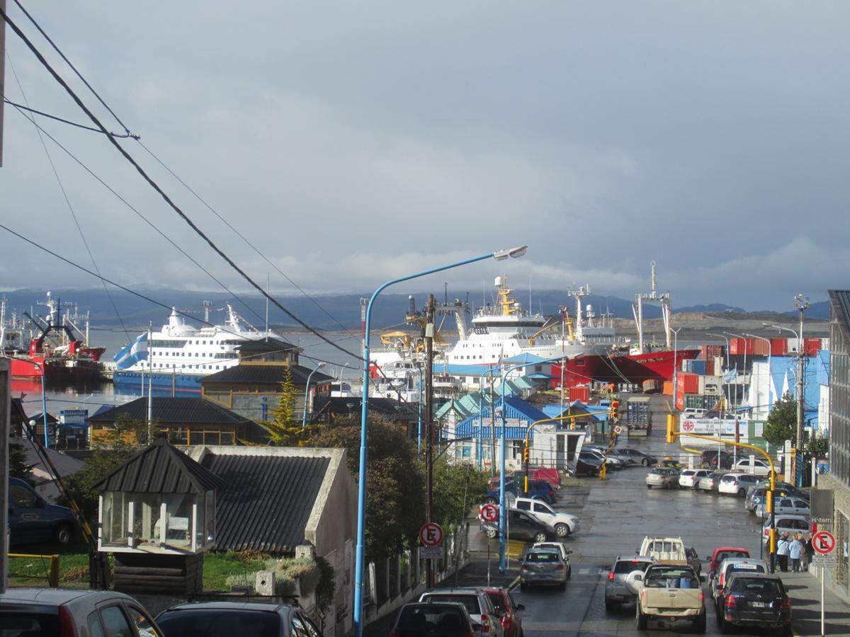 Am Ende steht die MS Via Australis sicher im Hafen der bunten argentinischen Küstenstadt Ushuaia. Alle Kolumnen von Martin Amanshauser unter www.amanshauser.at