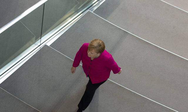 Angela Merkel in der schwersten internen Krise ihrer Amtszeit. Der Machtkampf mit Horst Seehofer und der CSU ist in der Flüchtlingsfrage dramatisch aufgeflammt. 