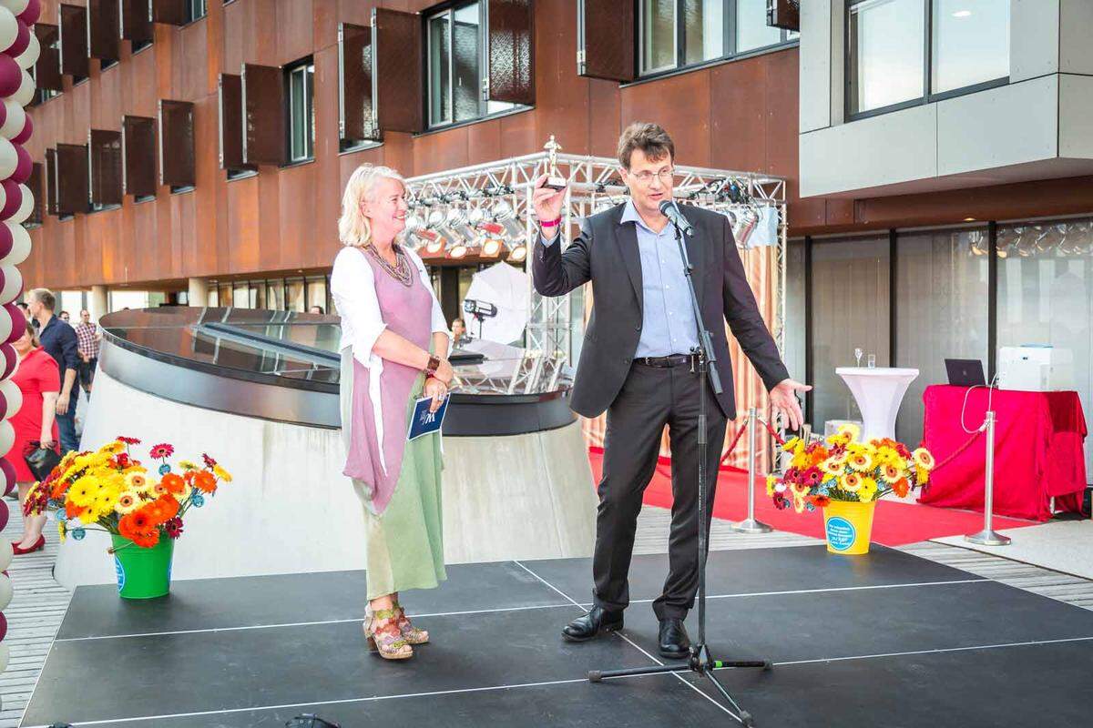 In der Alumni-Lounge begrüßten Rektorin Edeltraud Hanappi-Egger und Erste-HR-Leiter Markus Posch auf dem Dachgarten der Mensa, während "Tagträumer" zu ebener Erde ein Konzert gaben.