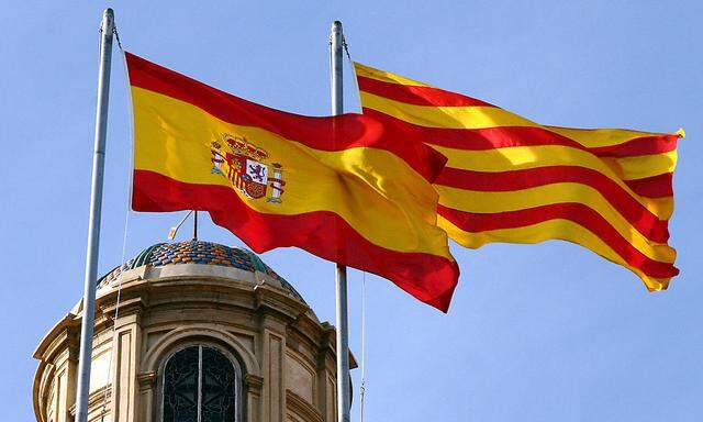 Fahnen Spaniens und Kataloniens