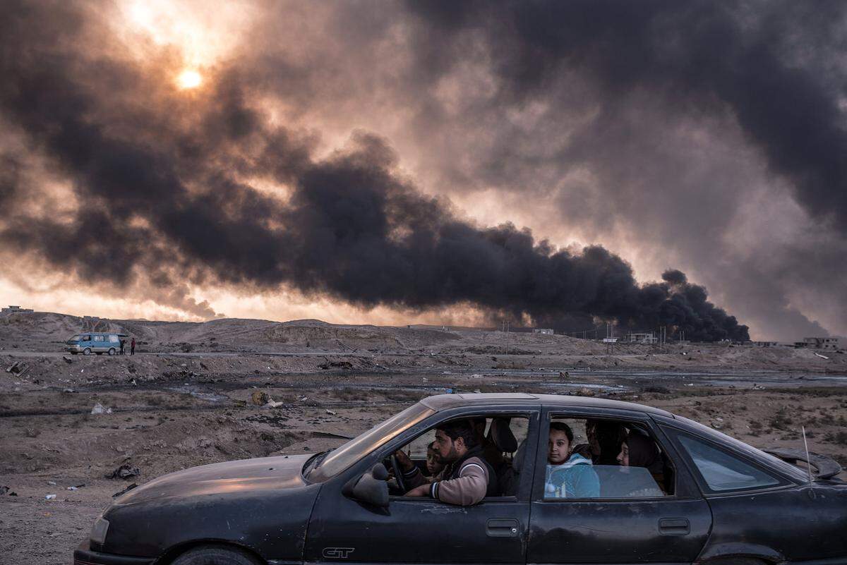 Ebenfalls für die "New York Times" fotografierte Sergey Ponomarev die Serie mit dem Titel "Iraq's Battle To Reclaim Its Cities". In dem Bild sieht man eine Familie, die aus Mossul, der zweitgrößten Stadt des Iraks, flieht. Um die Stadt kämpfen die islamistische Terrormiliz IS und das irakische Militär. Zwischenzeitlich waren eine Million Menschen in Mossul gefangen.