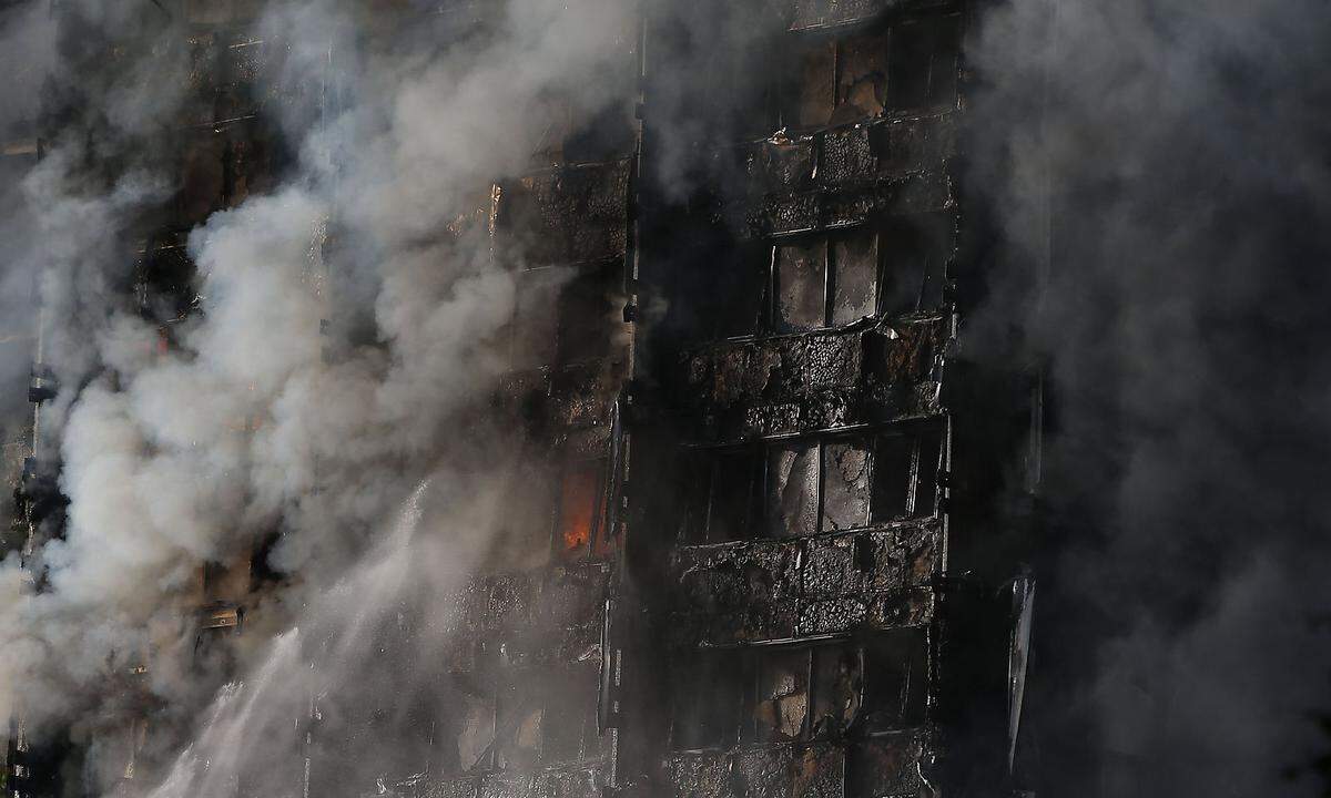 Die Londoner Feuerwehr war nach eigenen Angaben nach wenigen Minuten bei dem brennenden Hochhaus. Der erste Notruf sei am Mittwoch um 00.54 Uhr eingegangen, teilte die Feuerwehr auf Facebook mit. Die ersten Löschtrupps seien in weniger als sechs Minuten an Ort und Stelle gewesen.