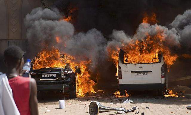 Zahlreiche Autos in Burkina Fasos Hauptstadt wurden während der Proteste ein Raub der Flammen