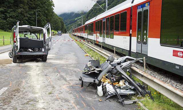 Bei dem Unglück an einem unbeschrankten Bahnübergang kamen drei Menschen ums Leben.