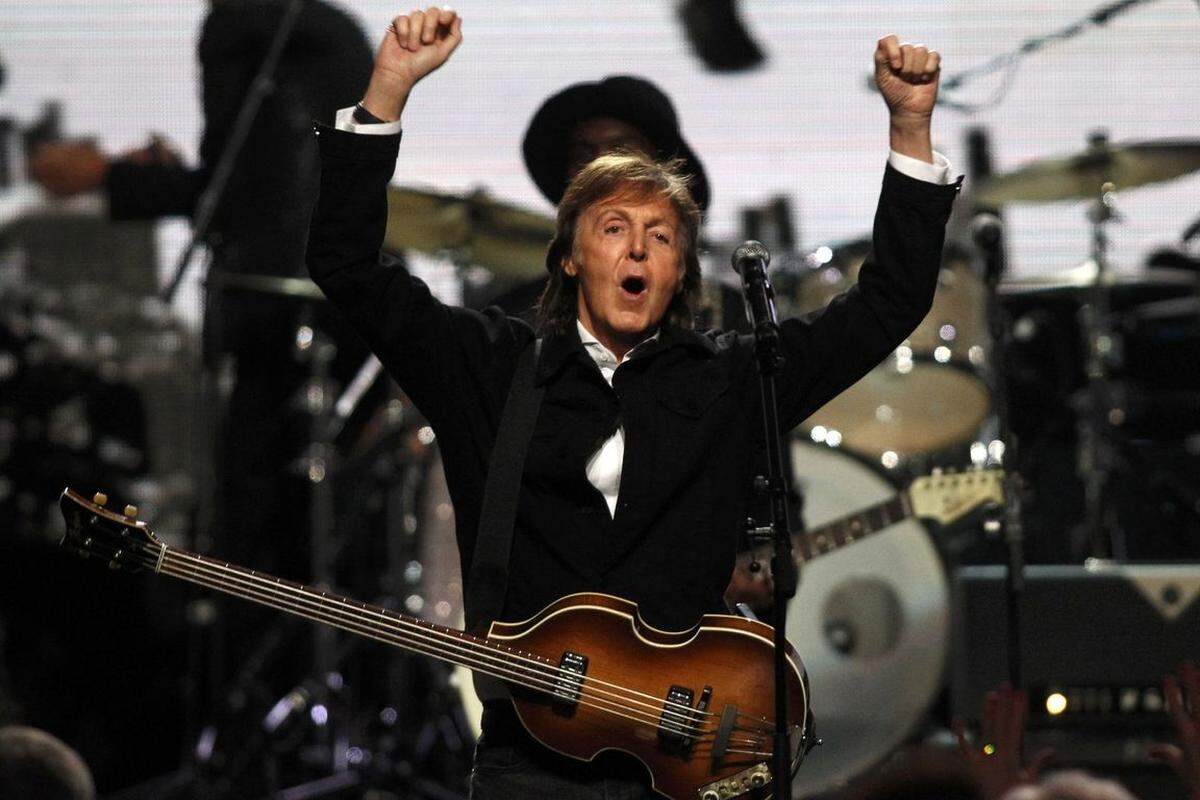 Ex-Beatle Paul McCartney (72) will seinen Enkeln ein Vorbild sein und raucht deshalb nach eigenen Worten kein Marihuana mehr. Es sei "langer her", dass er das letzte Mal an einem Joint gezogen habe, sagte der Brite dem "Daily Mirror". "Heute trinke ich lieber ein Glas Wein oder einen schönen Margarita." Als seine Kinder klein gewesen seien, habe er es vermieden, dass sie ihn beim Kiffen sehen. Seine Ex-Frau Heather Mills habe sich auch über seinen regelmäßigen Cannabis-Konsum beklagt. Für Enthaltsamkeit ist McCartney seit langem beim Thema Fleisch bekannt: Er ist überzeugter Vegetarier.Mai 2015