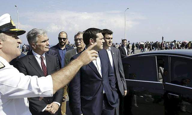 Werner Faymann (2.v.li.) besichtigte mit Griechenlands Premier Tsipras (5.v.li.) das Flüchtlingsdorf im hafen von Mytilini auf Lesbos.