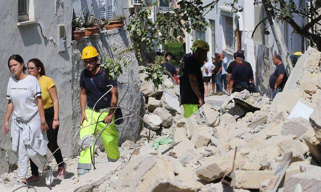 Trümmer in den Straßen eines Dorfs auf Ischia. Viele Häuser sind trotz bekannten Bebenrisikos einfach billig gebaut.