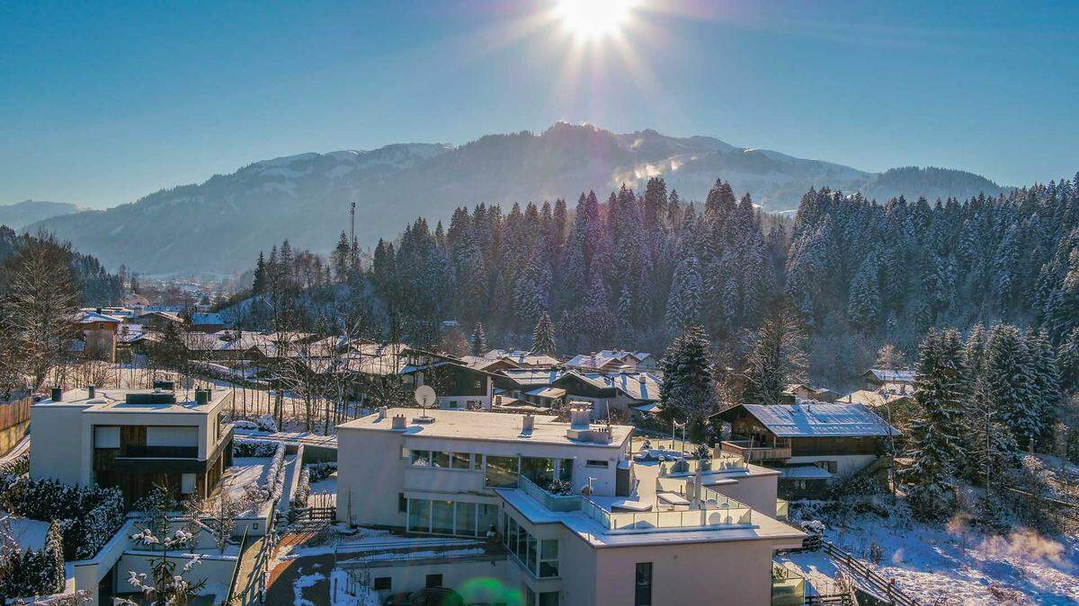 Aber auch in den Bergen weiß man die Panoramen, die das Wohnen ganz oben mit sich bringt, zu schätzen. Zumal, wenn sie wie bei einem aktuell zur Verfügung stehenden Penthouse in Kitzbühel einen 360-Grad-Blick bieten, der vom Hahnenkamm über den Wilden Kaiser, das Kitzbühler Horn bis in die Südberge reicht. Genießen lässt sich dieser Blick nicht nur von der 190 Quadratmeter großen Dachterrasse oder dem Südbalkon aus, sondern auch durch die nahtlos ineinander übergehenden, raumhohen Fenster des Wohnbereichs.