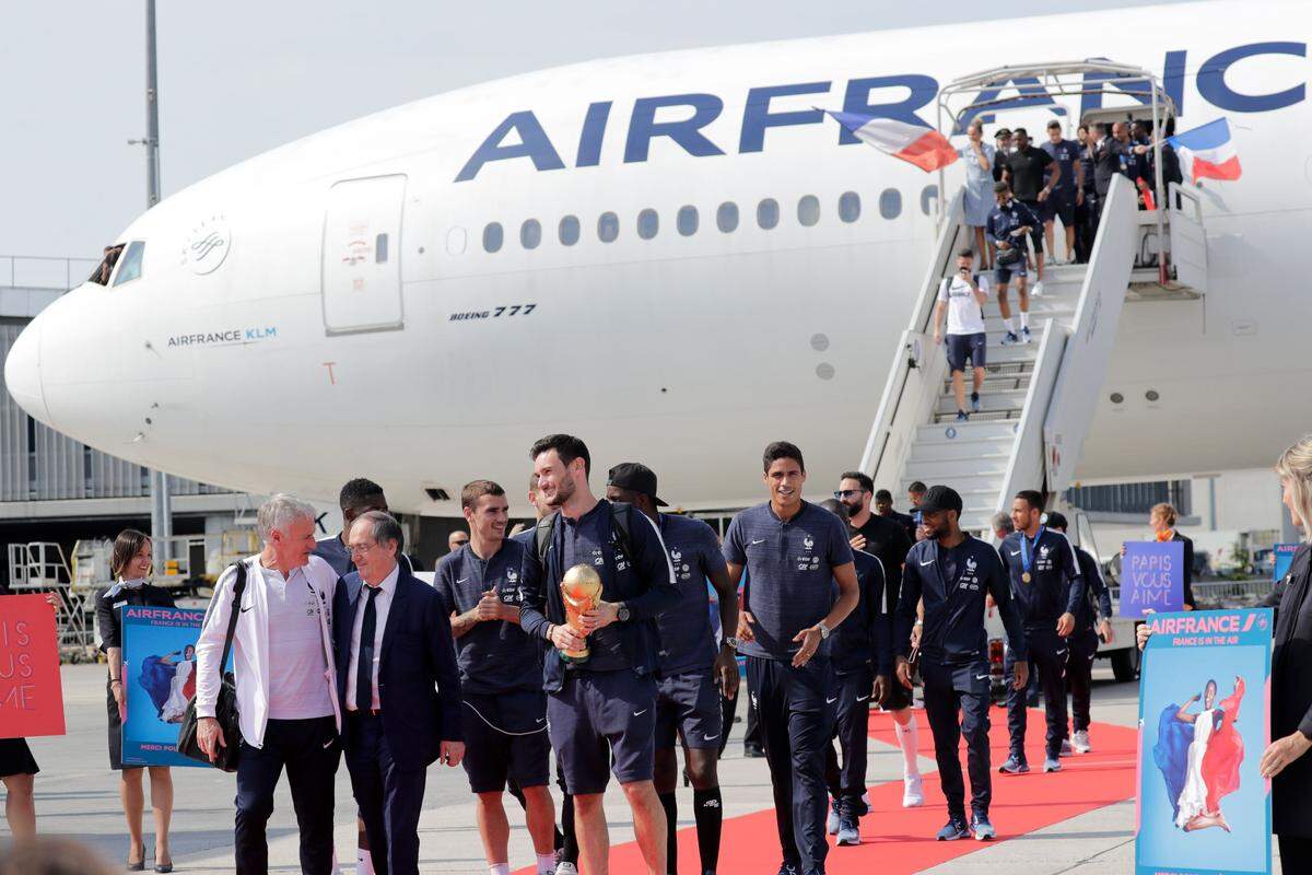 Am Montagnachmittag landeten die frisch gebackenen Weltmeister mit Verspätung am Flughafen Paris.