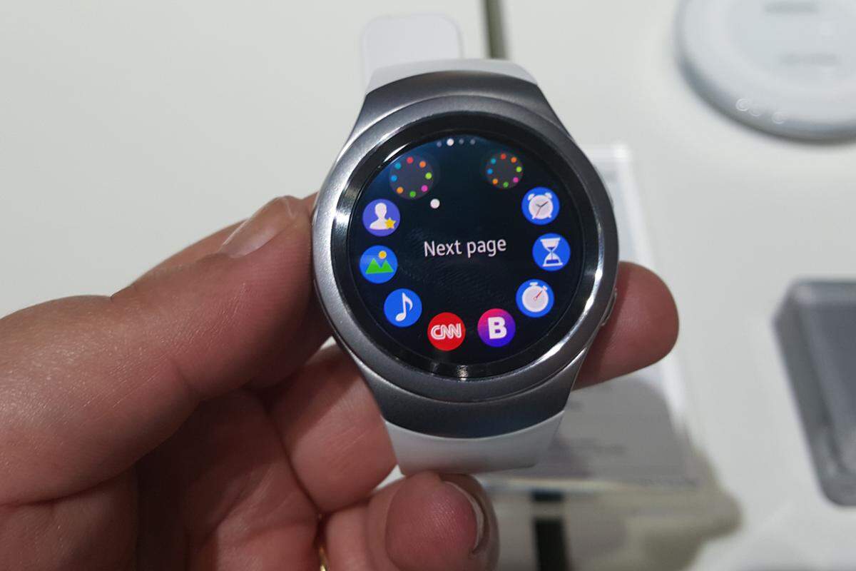 Bei Smartwatches hat Samsung die Kompatibilität bislang auf eigene Geräte beschränkt. Mit der Gear S2 öffnet der südkoreanische Hersteller seine Türen wieder für alle Android-Geräte. Nachdem die Software aber nicht auf Android-Wear basiert, werden weiterhin auch iPhone-Nutzer ausgeschlossen.