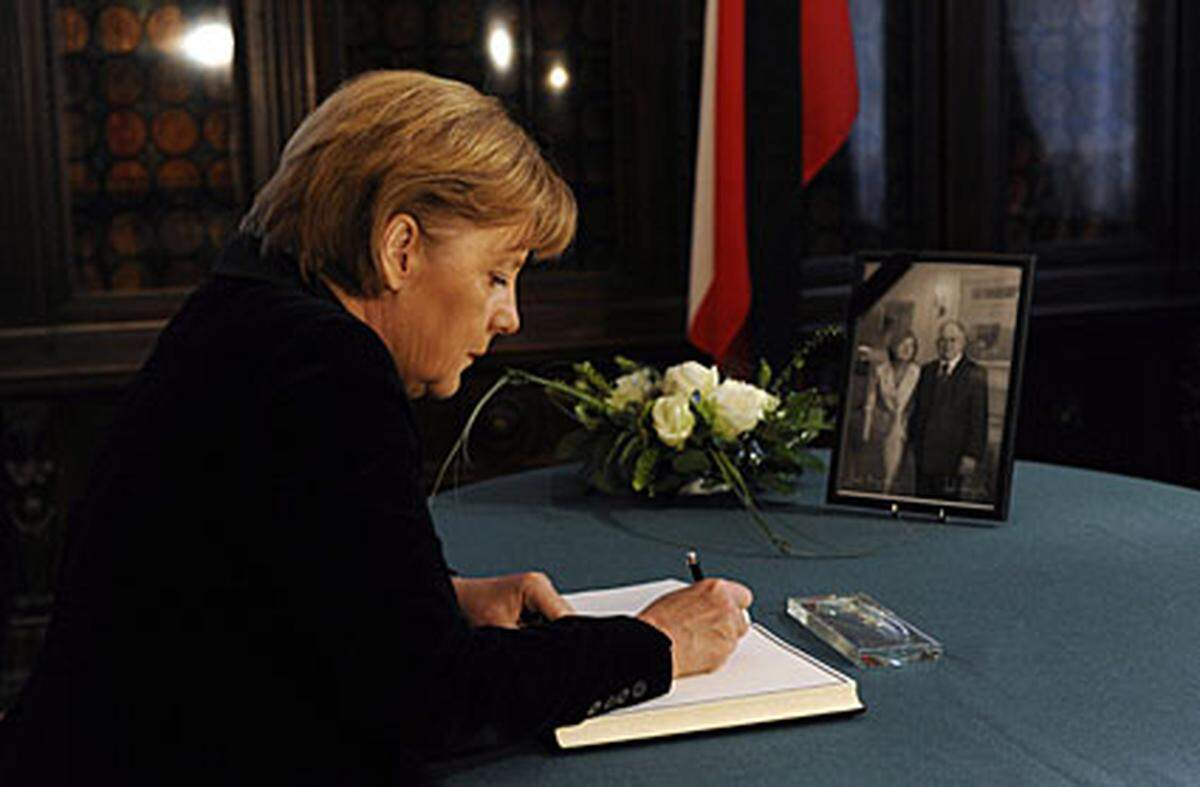 Aus der ganzen Welt trafen Beileidsbekundungen ein. US-Präsident Barack Obama sagte, der Tod Kaczynskis sei "verheerend für Polen und die Welt". Die deutsche Bundeskanzlerin Angela Merkel richtete ein Kondolenzschreiben an den polnischen Regierungschef Tusk.