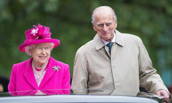 Seit deren Krönung 1953 war er Prinzgemahl und galt als wichtigste Stütze der Queen. Erst im Alter von 96 Jahren ging der fleißige Royal in den Ruhestand. Der vierfache Vater war der dienstälteste Prinzgemahl der britischen Geschichte. Neben Thronfolger Prinz Charles gehören auch Prinzessin Anne, Prinz Andrew und Prinz Edward zu seinen Kindern.