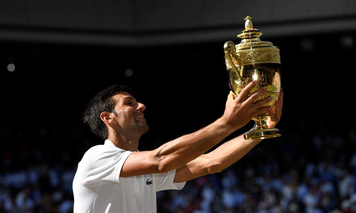 Der 31-jährige Novak Djokovic  kürte sich am Sonntag zum vierten Mal zum Wimbledonsieger und damit zum Nachfolger von Roger Federer. Der als Nummer 12 gesetzte Serbe gewann auf dem "heiligen Rasen" in London ein großteils einseitiges Finale gegen Kevin Anderson in 2:18 Stunden mit 6:2,6:2,7:6(3). 