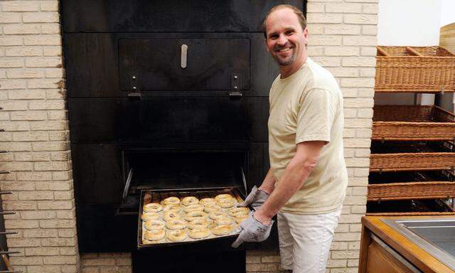 Bäcker Helmut Gragger bäckt in der Fastenzeit wieder Fastenbeugel – am Aschermittwoch mit anderthalb Dutzend Interessierten. Wie der Bagel wird der oberösterreichische Beugel vor dem Backen gekocht.