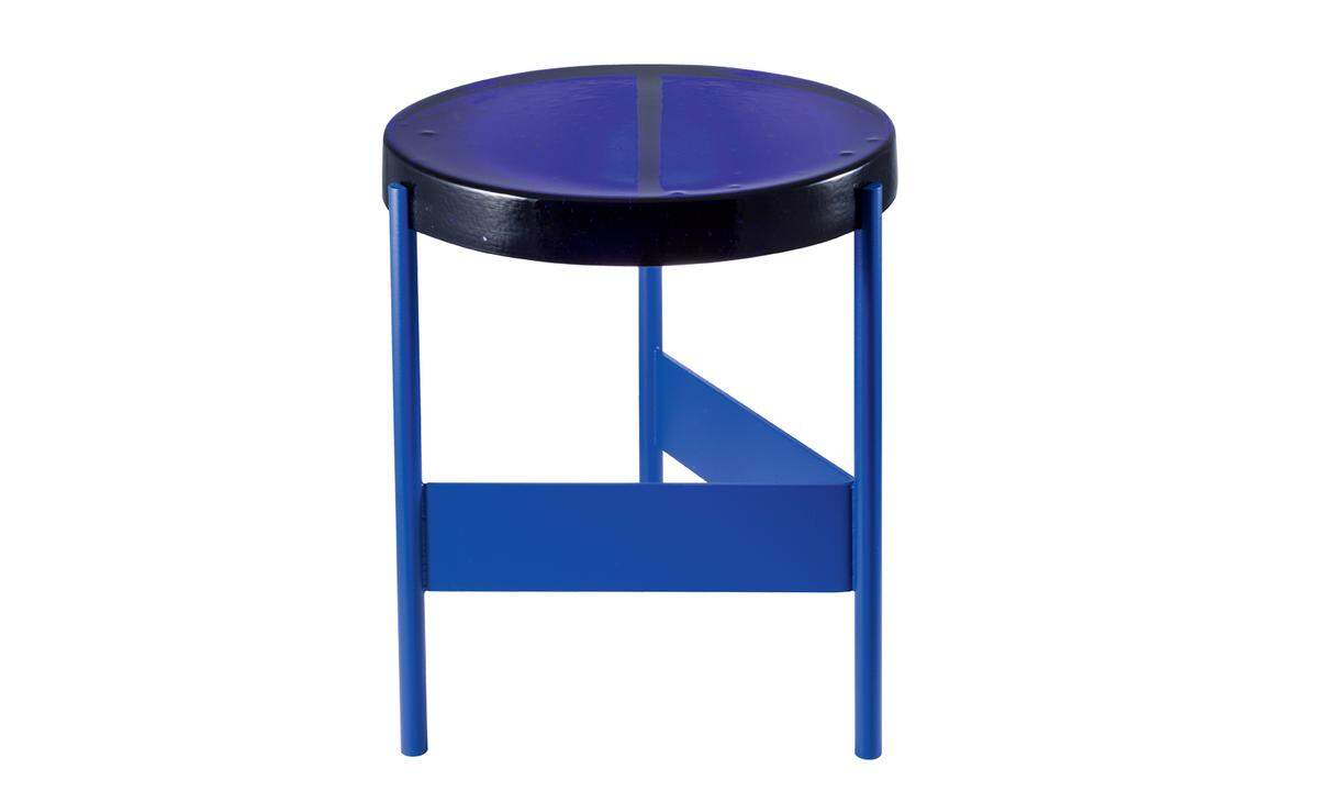 Und schon kondensiert er auf den Oberflächen und Materialien der Möbel. Prosit, Classic Blue! Alwa von Pulpo. Ein Beistelltisch mit blauer Tischplatte, nach einer Idee des Designers Sebastian Herkner.