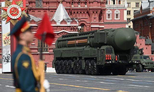 Das Raketensystem Yars bei einer Militärparade in Moskau. Jetzt hält Russland Manöver damit ab.