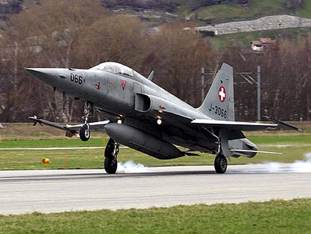 Seit Juli 2005 wird die Luftraumüberwachung mit zwölf von der Schweiz angemieteten F-5 durchgeführt.