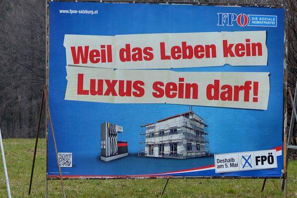 Die FPÖ sagt mit Slogans wie "Weil das Leben kein Luxus sein darf" (und garniert mit dem Bild einer Zapfsäule und einem Haus im Bau) der Teuerung den Kampf an. Mit einem Foto zweier Einarmiger Banditen wird die "Casino-Mentalität" der Landesregierung kritisiert. Und auch ein "freiheitlichen Klassiker" fehlt im Plakatwahlkampf nicht: "Weil wir Sicherheit statt falscher Toleranz brauchen".