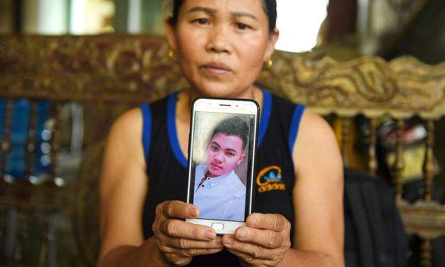 Nur noch eine vage Hoffnung in Vietnam: Die Mutter Hoang Van Tieps präsentiert ein Foto ihres vermissten Sohns.