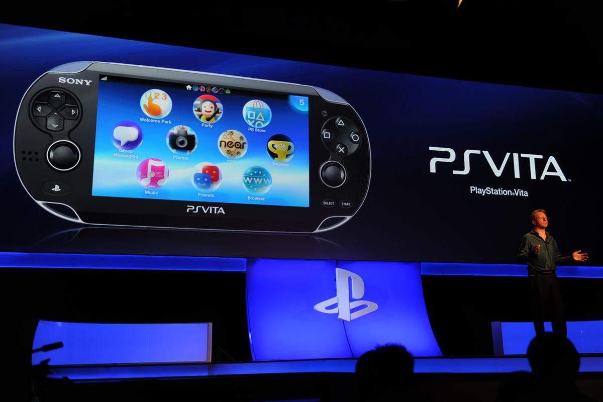 Hauptaugenmerk lag auf der neuen tragbaren Spielkonsole Vita. Sie verfügt über einen Touchscreen vorne und ein Touchpad hinten und bietet zahlreiche Online-Funktionen.