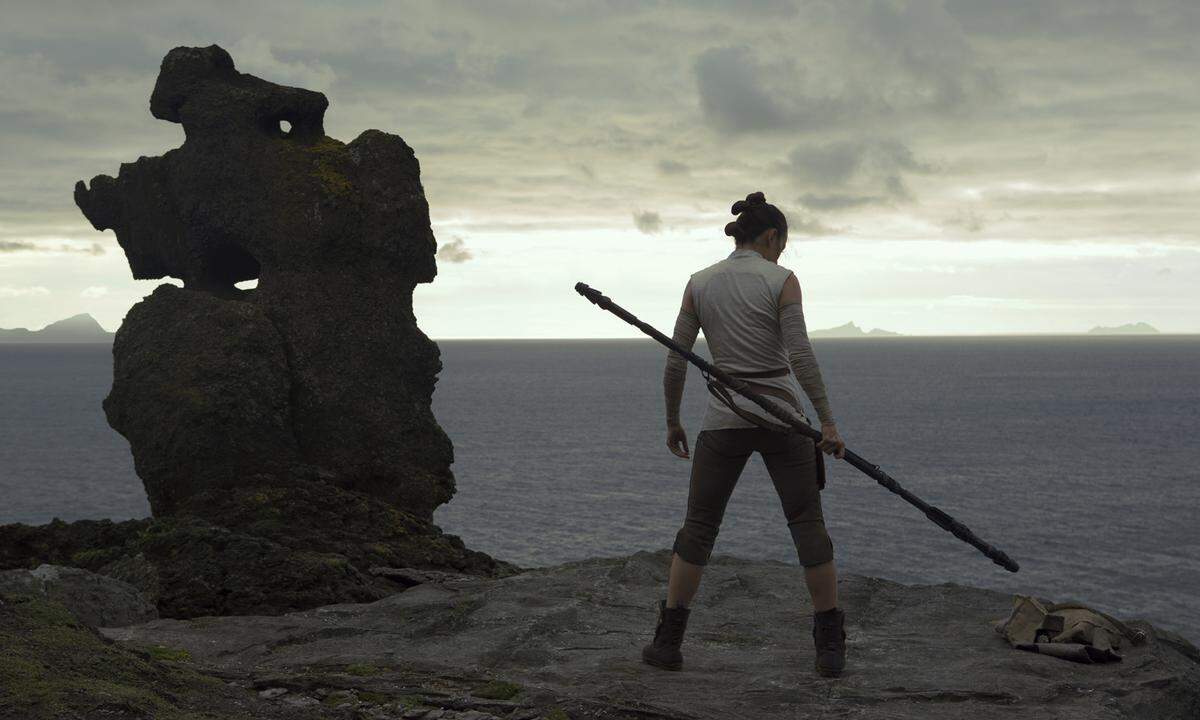 Währenddessen hat Rey (Daisy Ridley) Luke Skywalker (Mark Hamill, der Peter Dinklage immer ähnlicher sieht) auf dem Wasserplaneten Ahch-To (als Drehort diente die wunderschöne, grüne Insel Skellig Michael) gefunden, versucht den legendären Jedi für den schier aussichtslosen Kampf gegen The First Order zu gewinnen. Der Aufenthalt wird zur Selbstfindung  - wie schon bei Luke selbst, als er in Episode V Jedi-Meister Yoda aufsuchte ...    