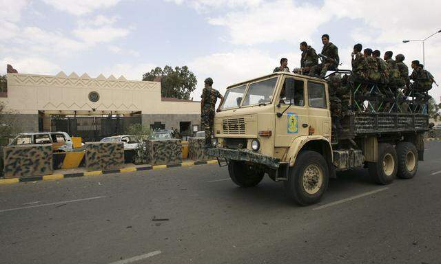 Angreifer stuermen US-Botschaft im Jemen