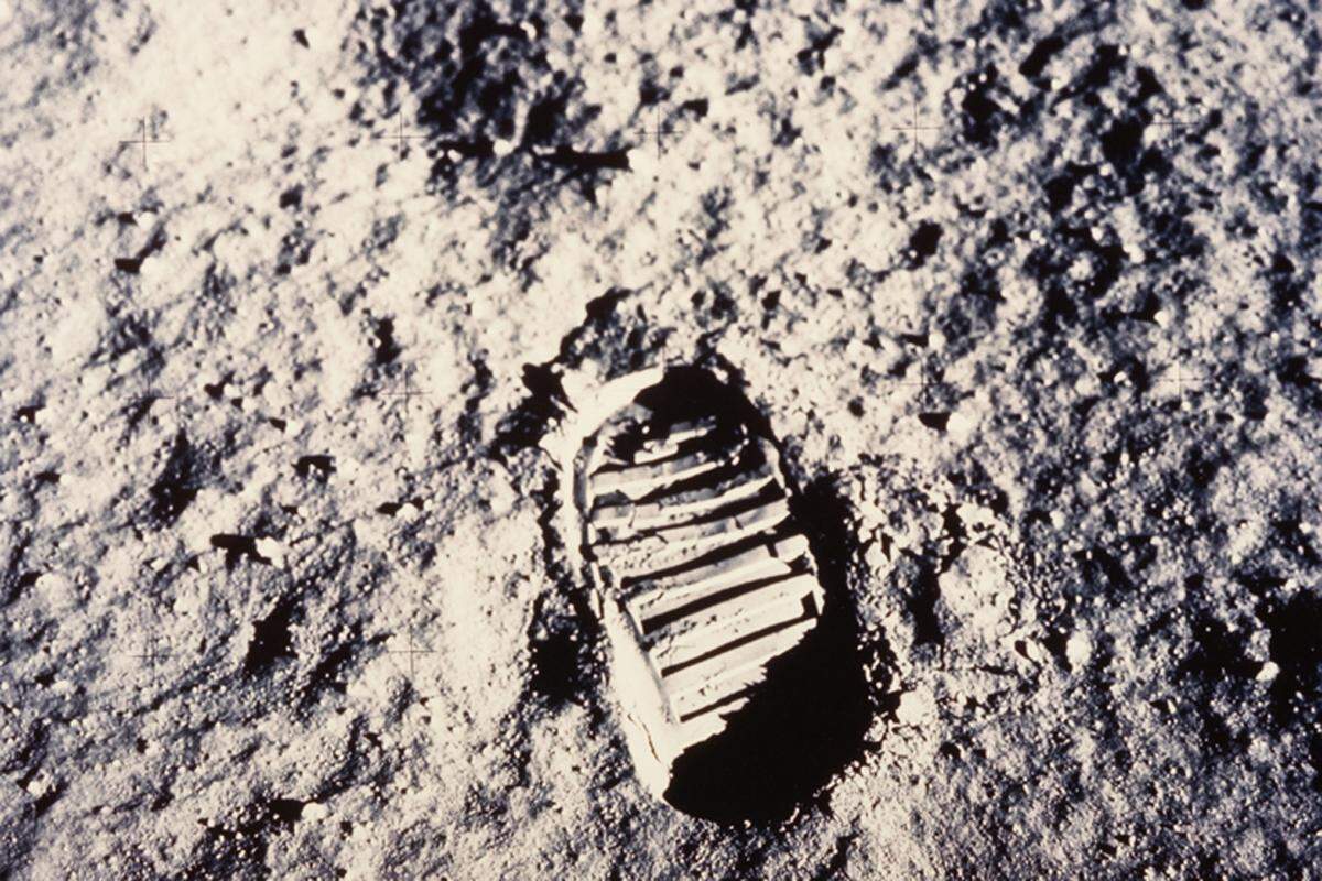 Bild: Fußabdruck der Astronauten der Apollo 11, Juli 1969 Sammlung WestLicht, Wien