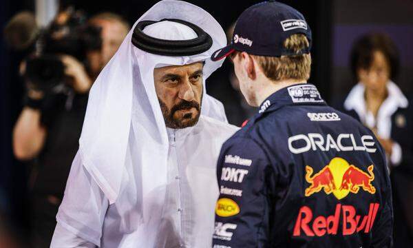 Mohammed Ben Sulayem berät sich mit Max Verstappen, doch der FIA-Präsident ist höchst umstritten.