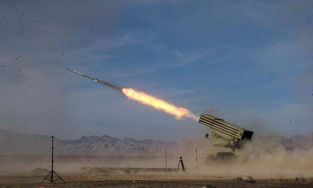 Raketenabschuss während einer Militärübung in Isfahan, Iran: Wagt der Iran einen Angriff auf Israel? 