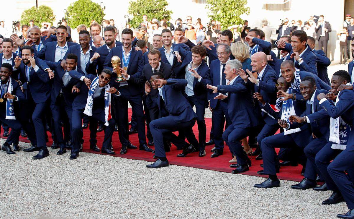 Der stolze Präsident Emmanuel Macron darf am Weltmeister-Foto natürlich nicht fehlen. Er dankte dem erfolgreichen Team: "Die Mannschaft ist schön, weil sie geeint ist."
