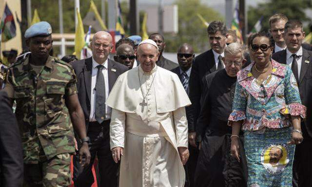 Papst Franziskus mit Interimspräsidentin Catherine Samba-Panza (re). 