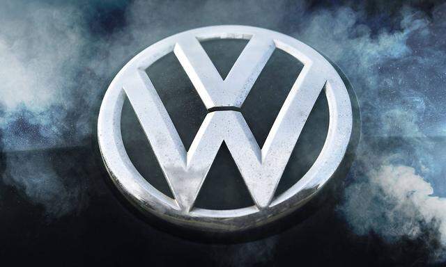 VW Logo in Autoabgasen *** VW logo in car exhaust