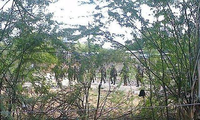 Kenianische Sicherheitskräfte nähern sich der Universitätsmoschee in Garissa.