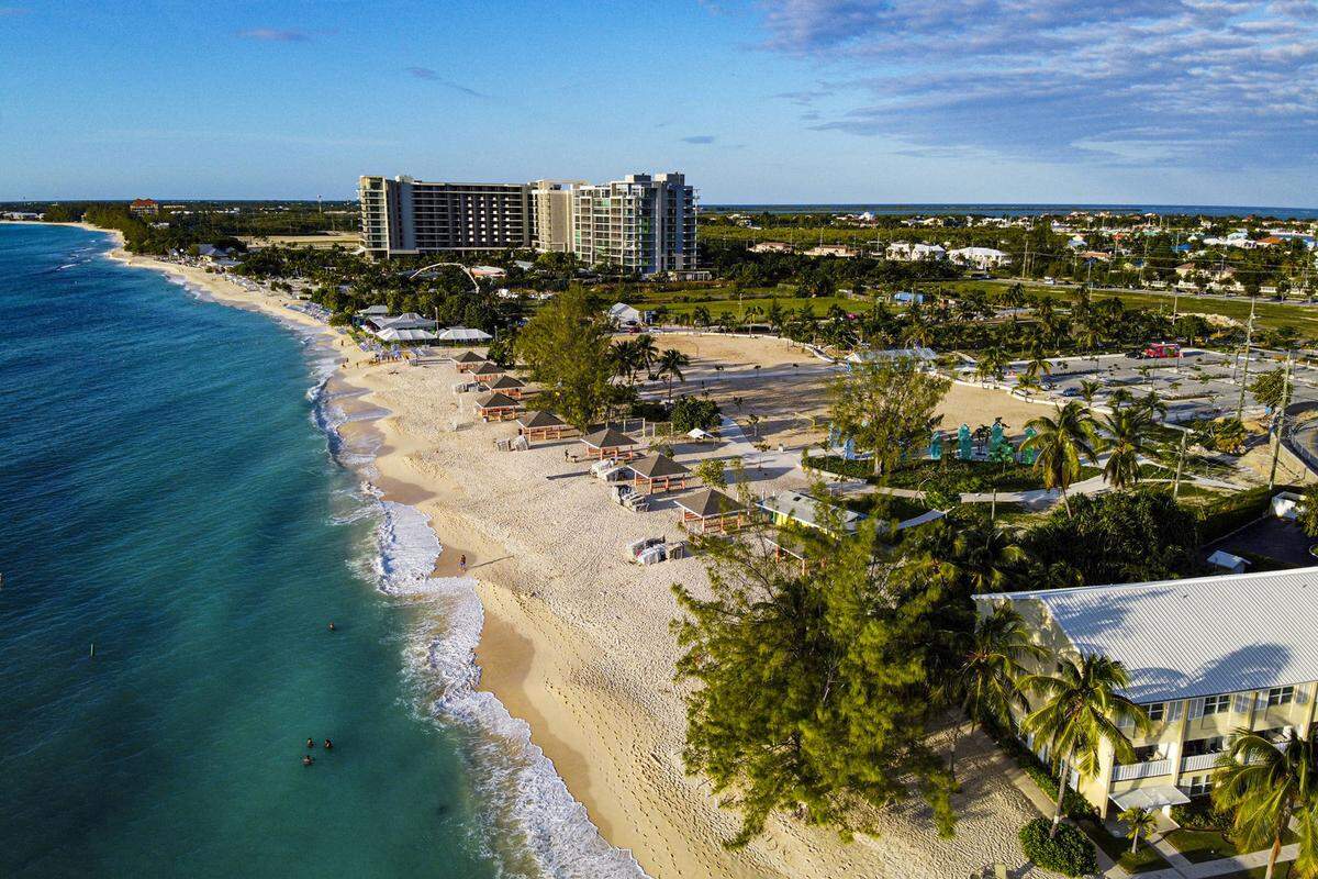 Der neun Kilometer lange Sandstrand zählt zu den schönsten der Karibik. Auf dem öffentlichen Strand sind viele Hotels zu finden, weiters ist er für Kreuzfahrt-Urlauber ein beliebtes Ausflugsziel.
