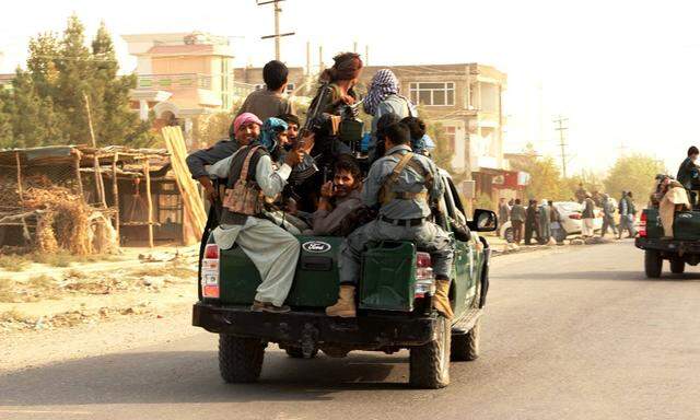 150928 KUNDUZ Sept 28 2015 Afghan soldiers retreat from the city following the Taliban at