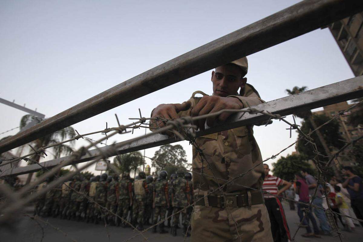 Die Kaserne, in der sich Mursi zunächst bewacht von seiner Präsidentengarde verschanzt haben soll, wird umstellt, Reiseverbote über den Präsidenten und die Führung der Muslimbruderschaft verhängt.