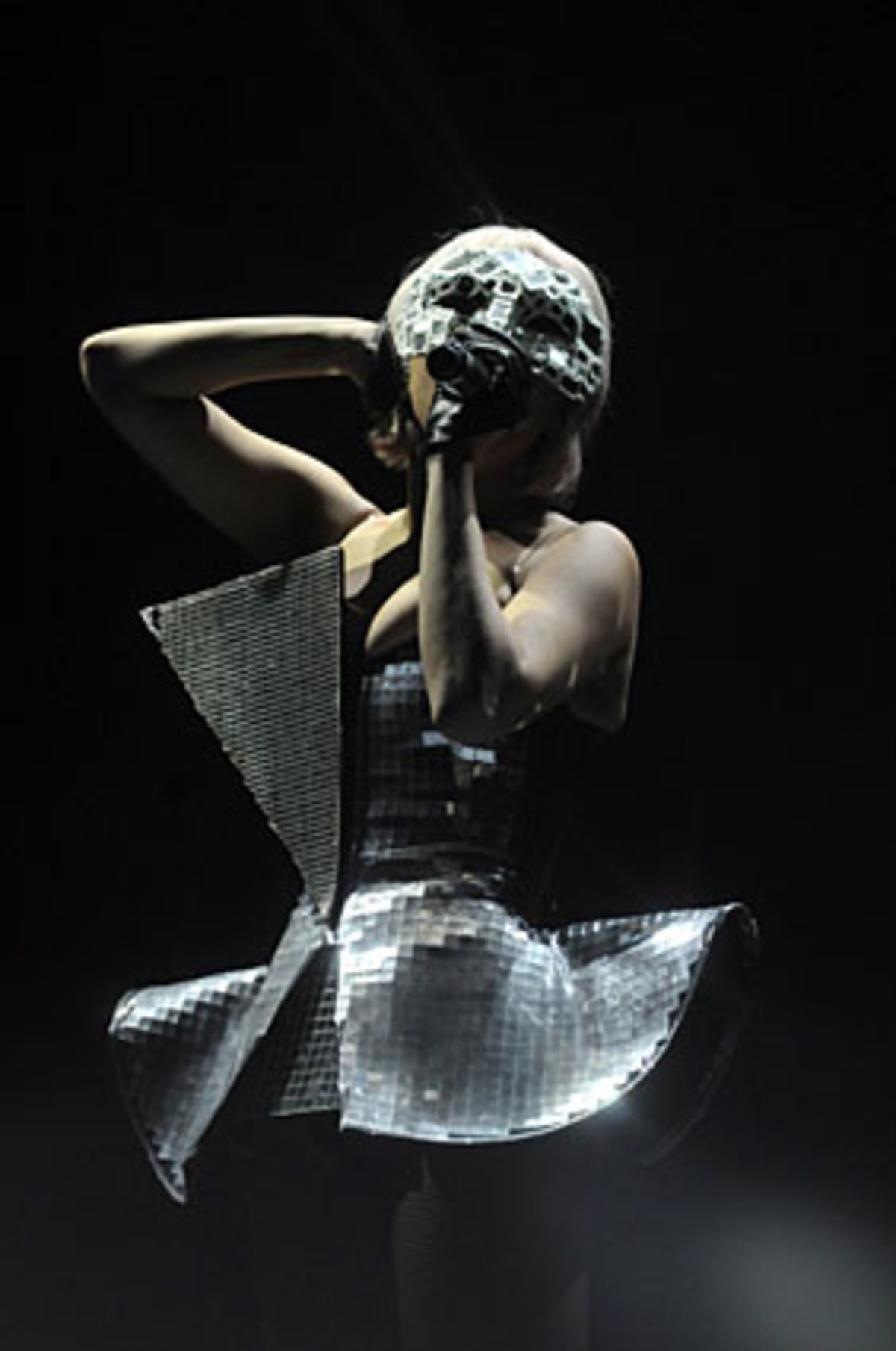 Gern beruft sich die New Yorkerin auf Pop-Art-Ikone Andy Warhol. So sah man sie im Video-Intro vor dem knapp 75-minütigen Wien-Konzert als Warhol verkleidet.